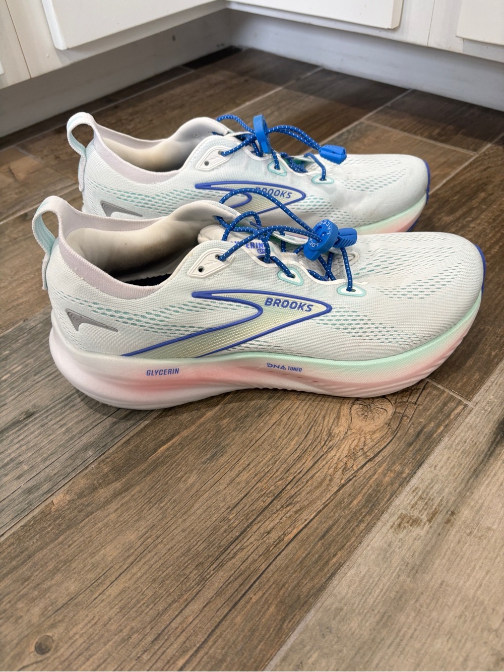 WOMEN'S BROOKS SIZE 10.5 GLYCERIN22 SNEAKERS WHITE/LIMPET SHELL/AMPARO BLUE